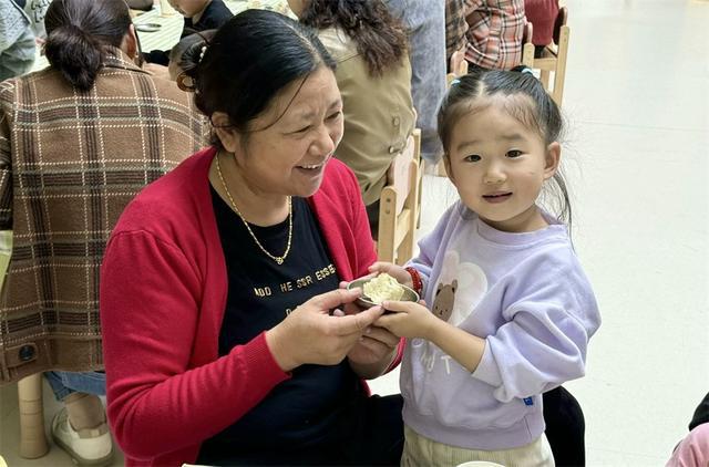 手萌娃 满满仪式感过重阳爱游戏入口“老小孩”牵