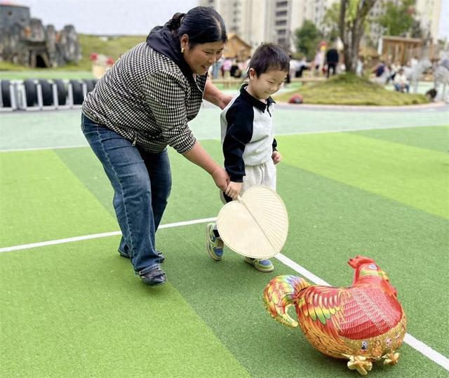 手萌娃 满满仪式感过重阳爱游戏入口“老小孩”牵(图5)